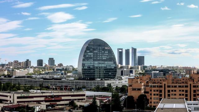 La Vela, sede de BBVA en Madrid, con las Cinco Torres de fondo.
