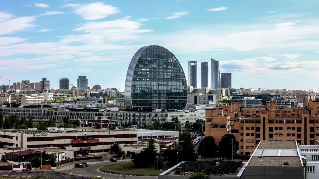 La Vela, sede de BBVA en Madrid, con las Cinco Torres de fondo.