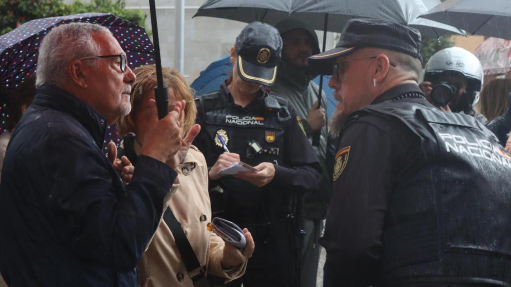 Policías dialogando con los vecinos