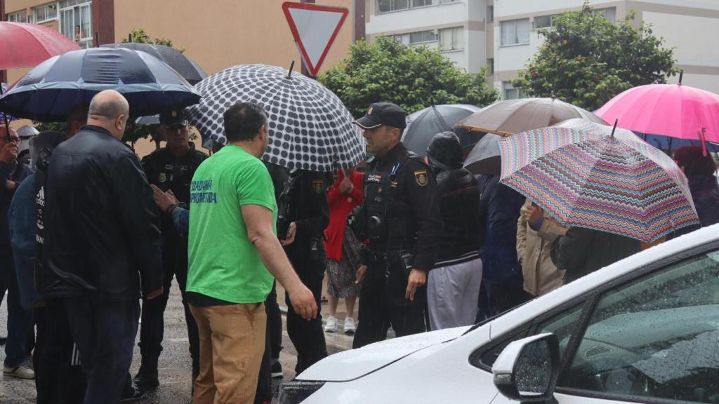 El coche, frente a los vecinos