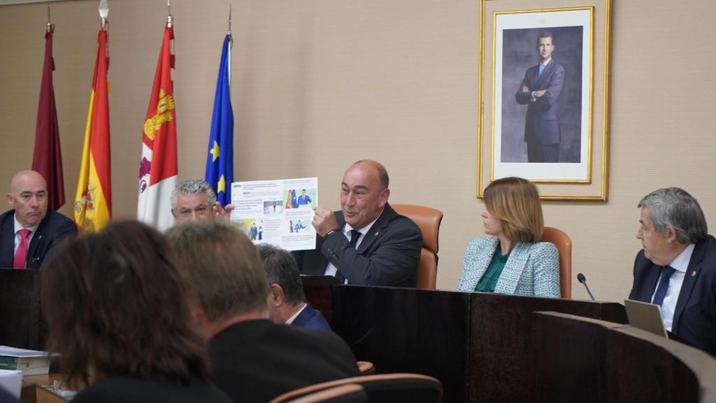 El presidente de la Diputación de Segovia, Miguel Ángel de Vicente, durante la sesión plenaria del mes de abril.