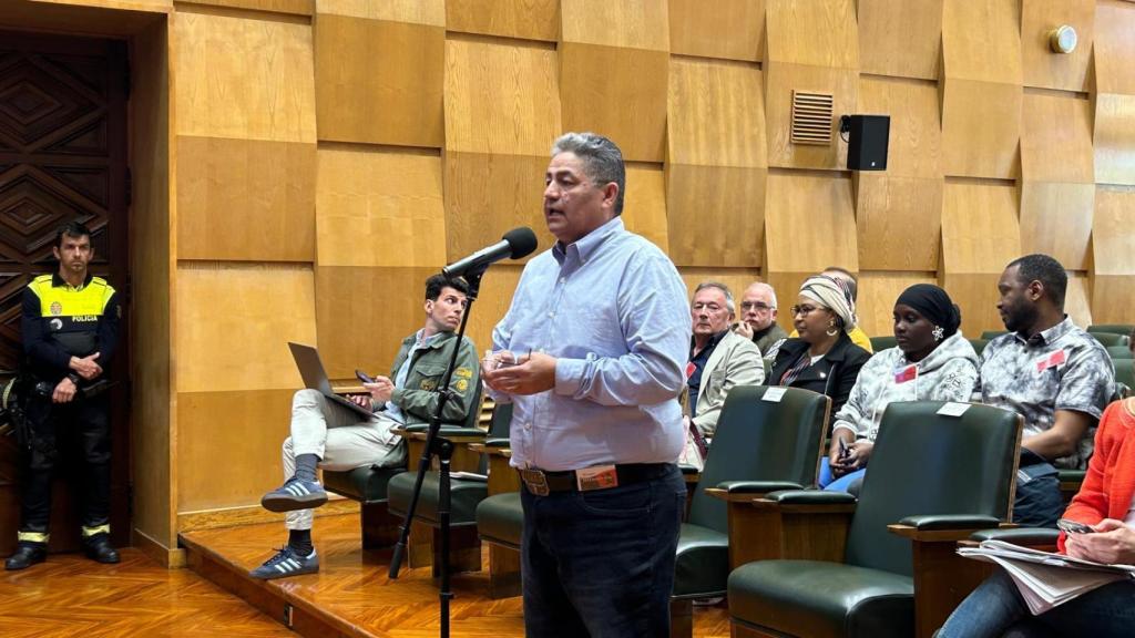 José Alfredo Villalba, de la Asociación Cultural Ecuador, durante el Pleno celebrado este miércoles.