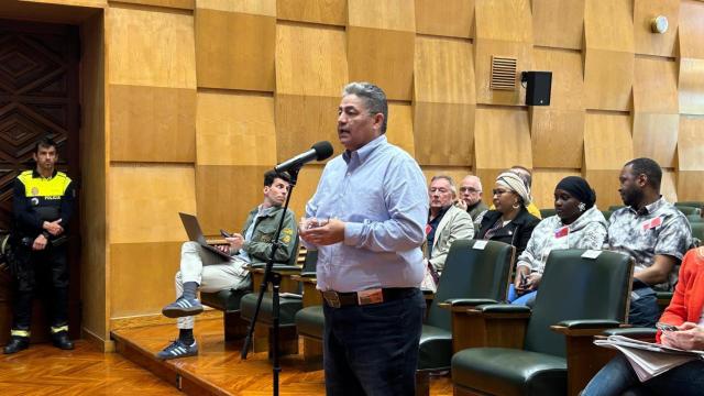 José Alfredo Villalba, de la Asociación Cultural Ecuador, durante el Pleno celebrado este miércoles.