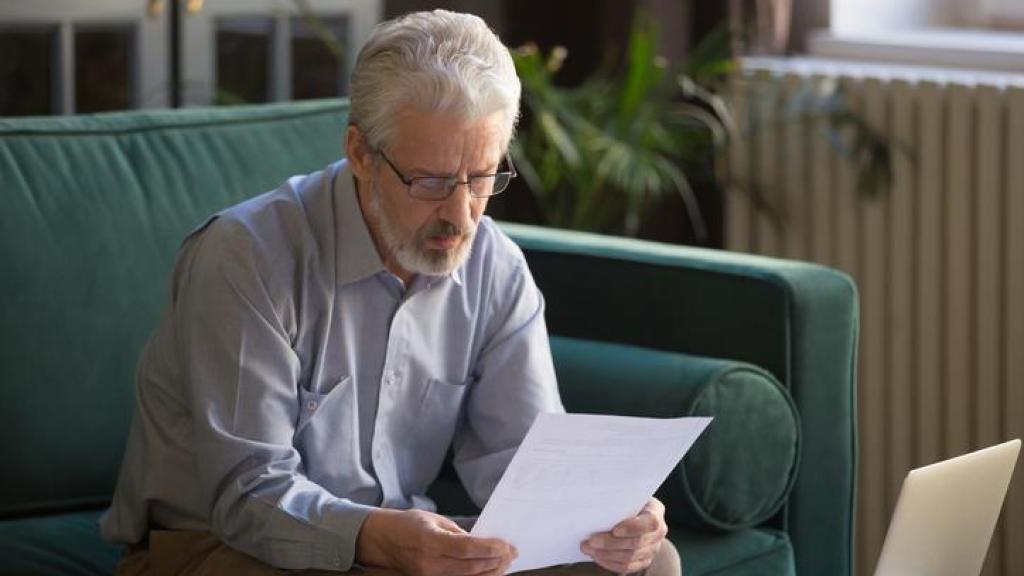 Hombre mayor revisando documentación.