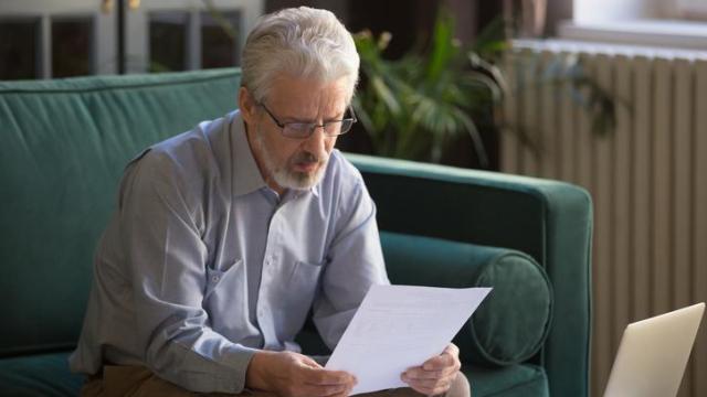 Hombre mayor revisando documentación.