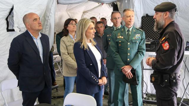 Milagros Tolón junto a los responsables del despliegue.
