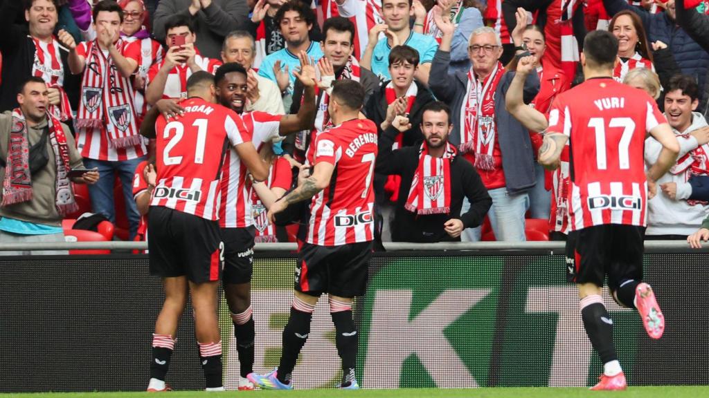 Los jugadores del Athletic Club celebran el gol de la victoria ante Las Palmas.