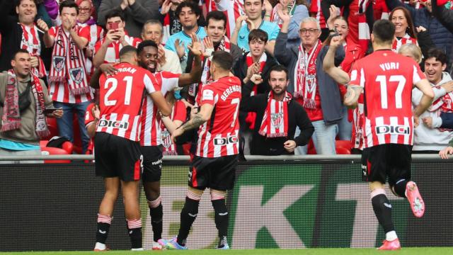 Los jugadores del Athletic Club celebran el gol de la victoria ante Las Palmas.