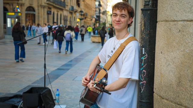 Alejandro Jiménez, en la calle Toro, durante una entrevista para EL ESPAÑOL de Castilla y León