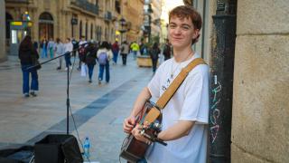 Alejandro Jiménez, en la calle Toro, durante una entrevista para EL ESPAÑOL de Castilla y León