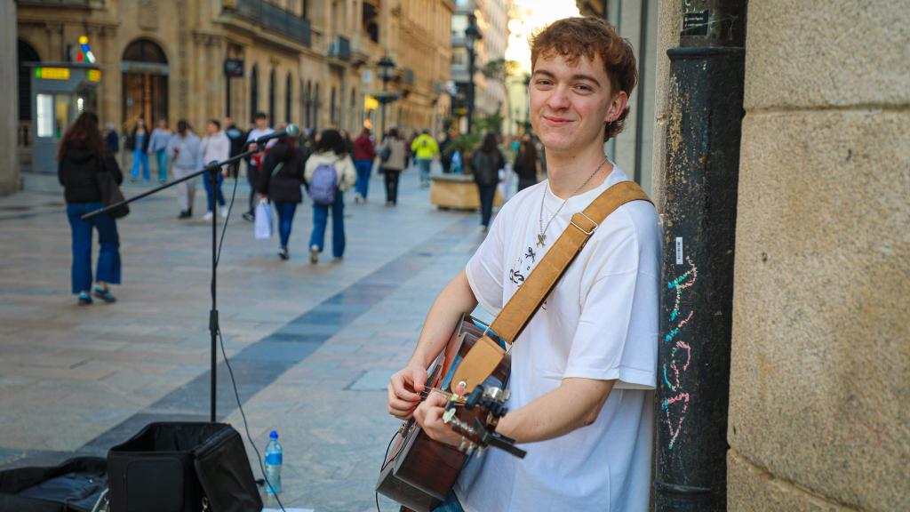 Alejandro Jiménez, en la calle Toro, durante una entrevista para EL ESPAÑOL de Castilla y León