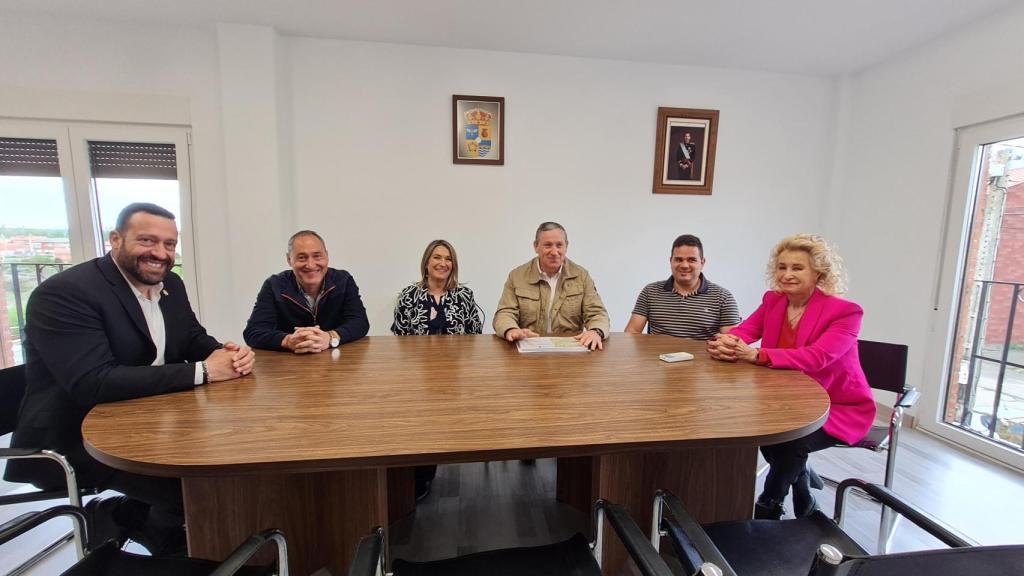 El presidente de la Diputación de Zamora, Javier Faúndez, junto a la alcaldesa de Calzadilla de Tera, Julia Celestina Fernández, y los diputados provinciales
