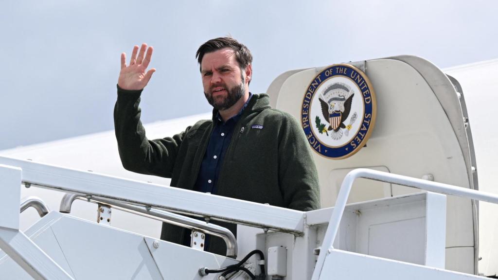 El vicepresidente estadounidense, J. D. Vance, en la base aérea de Ramstein.