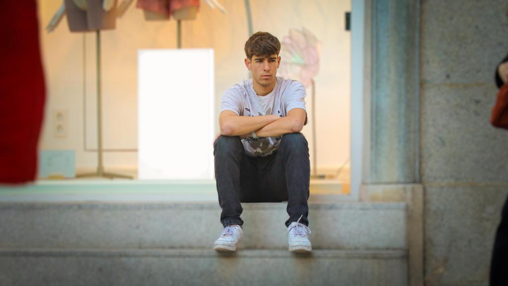 Su amigo, Saulo García, durante una tarde de música en la calle Toro de Salamanca