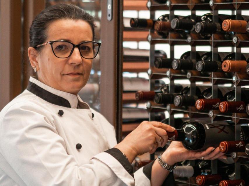 Beatriz con los mejores vinos del Restaurante Esquina Colón