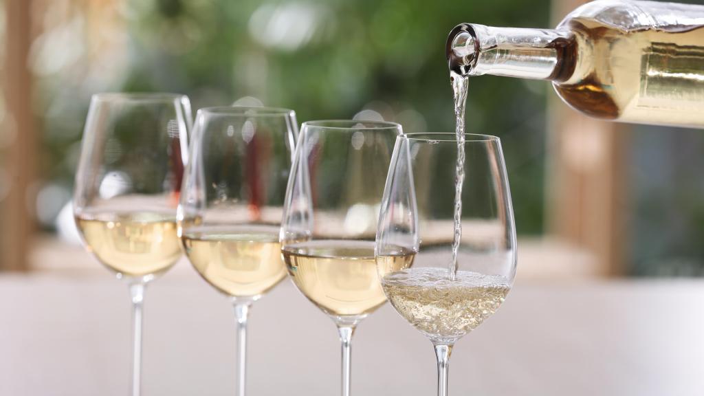 Cuatro copas de vino blanco.