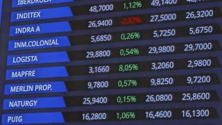 Panel del Palacio de la Bolsa de Madrid que muestra la cotización de varios valores.