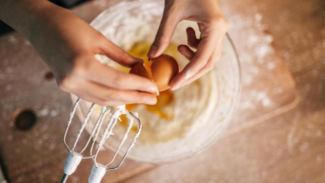 Preparando un postre.
