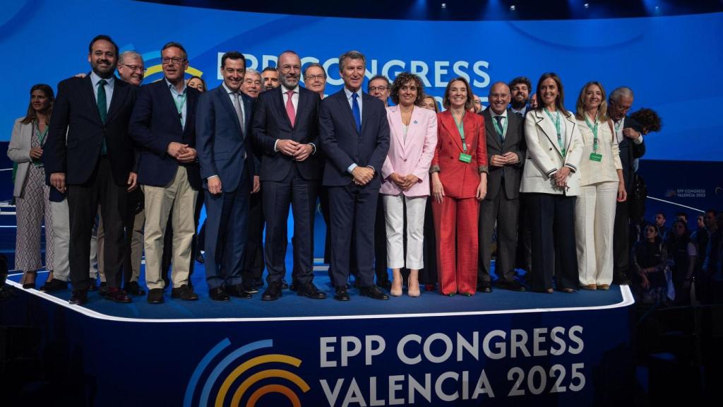 Paco Núñez, a la izquierda, junto a Feijóo y a más miembros de su partido en el congreso del PPE en Valencia.