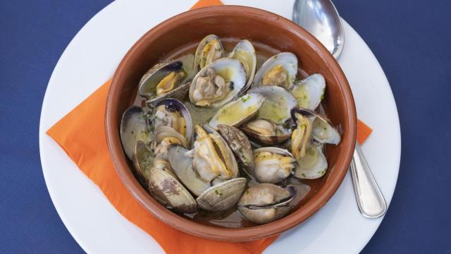 Unas almejas a la marinera.