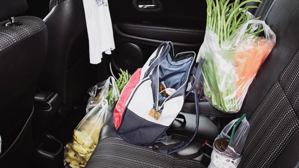 Bolsas de la compra en los asientos traseros del coche