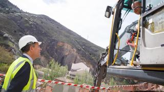 Emiliano García-Page, este miércoles durante su visita a las obras del remonte mecánico de Cuenca.