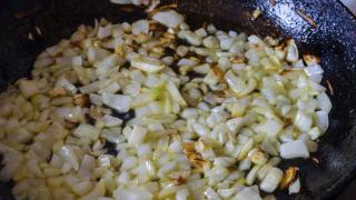 ¿Hay que cocinar primero el ajo o la cebolla? Esta es la clave de un buen sofrito, según un chef con tres estrellas Michelin