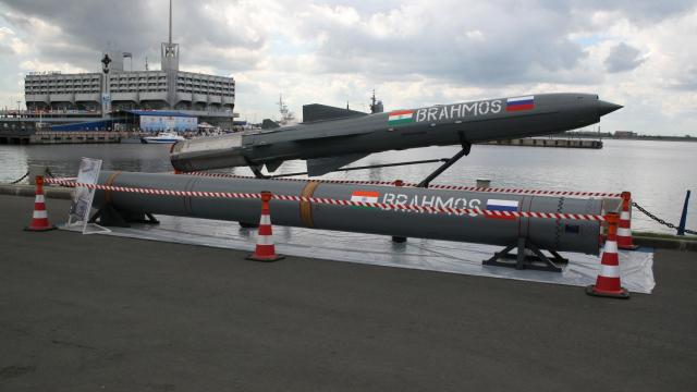 Misiles BrahMos en una exhibición del 2007.