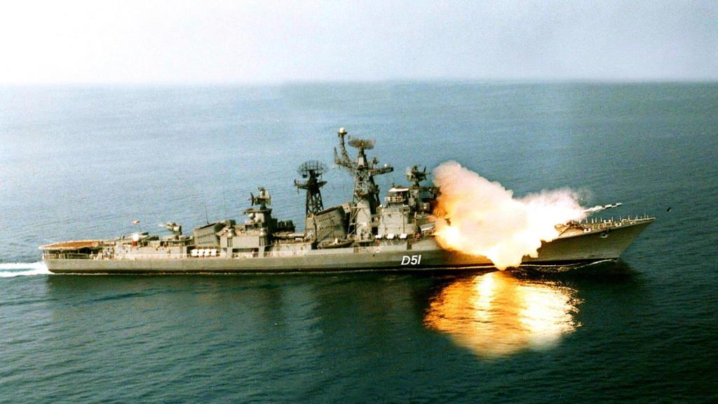 Barco INS Rajput disparando un misil BrahMos en 2012.