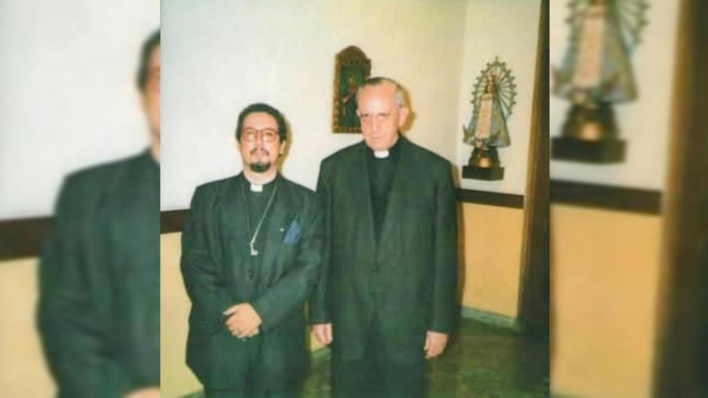 Acuña con Bergoglio a comienzos de siglo.