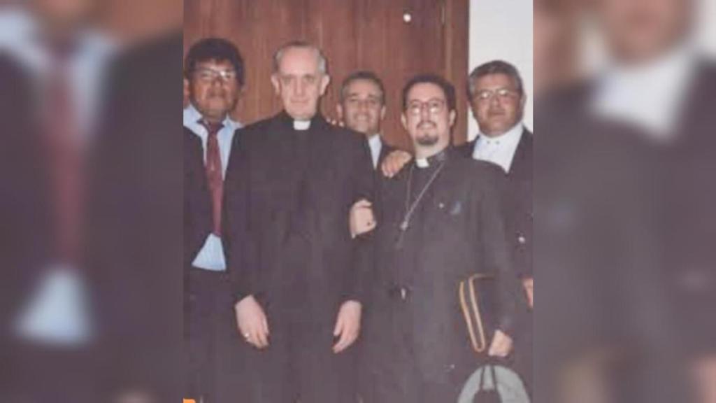 Acuña al lado del que fuera el Papa Francisco.