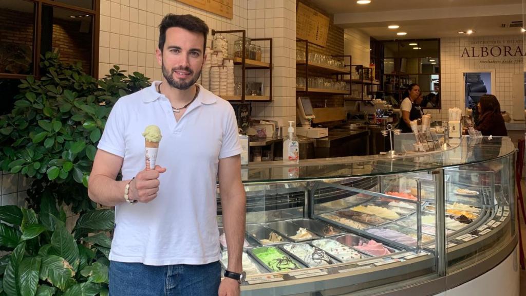 Jose Luis Monros frente el escaparate de helados de La Alboraya
