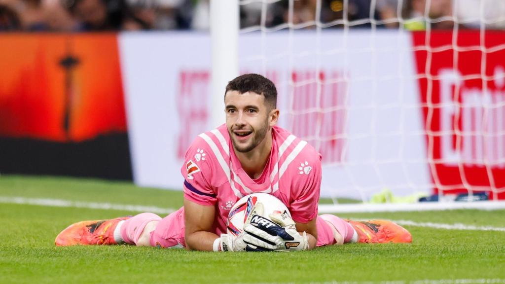 Joan García realiza una parada contra el Real Madrid.