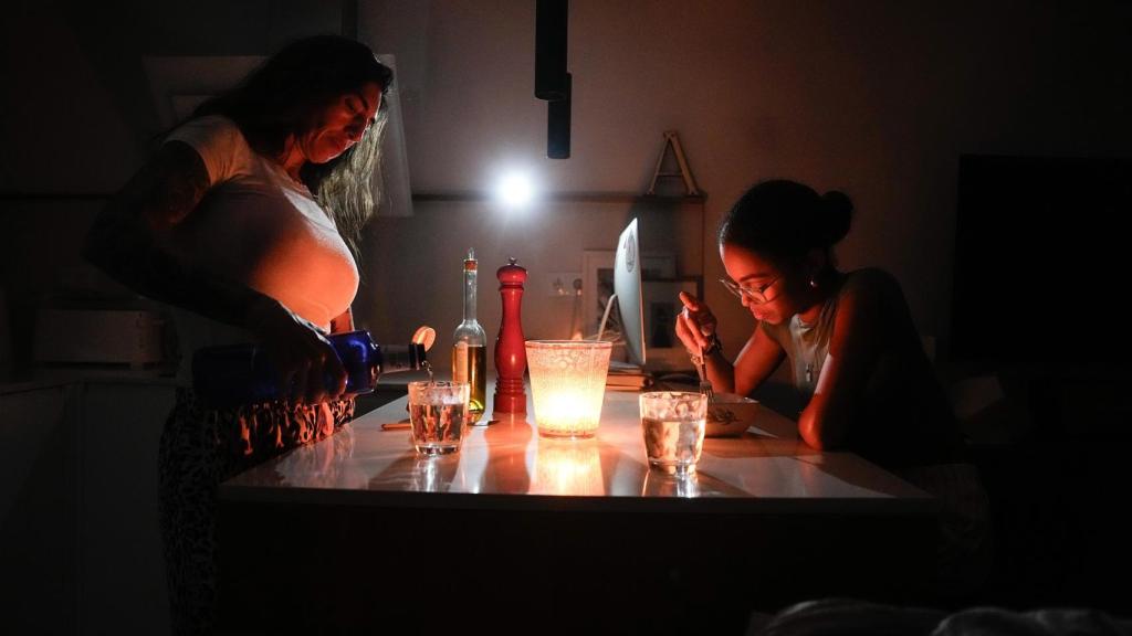 Una familia prepara la cena con ayuda de una vela la pasada noche en la localidad de El Masnou (Barcelona)