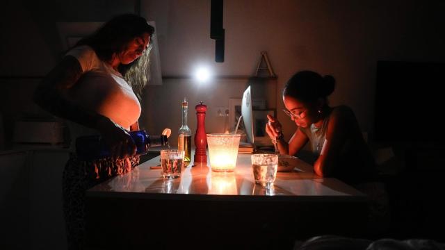 Una familia prepara la cena con ayuda de una vela la pasada noche en la localidad de El Masnou (Barcelona)