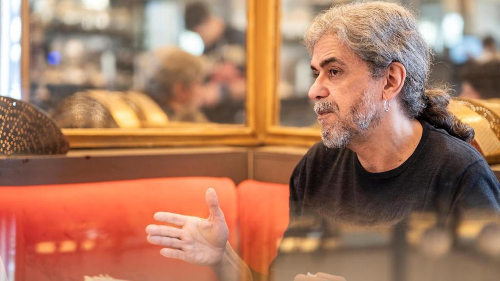 Fernando León de Aranoa en el café Barbieri de Lavapiés (Madrid).