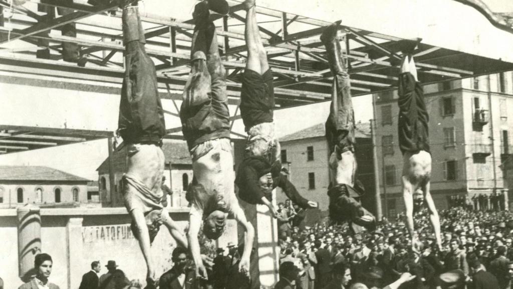 De izquierda a derecha, los cuerpos de Nicola Bombacci, Benito Mussolini, Claretta Petacci, Alessandro Pavolini y Achille Starace exhibidos en la plaza de Loreto de Milán en 1945. Foto: Wikimedia Commons