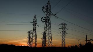 Redes de alta tensión en un ocaso.