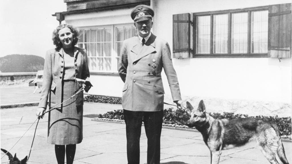 Eva Braun y Hitler en 1942. Foto: Wikimedia Commons