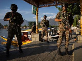 Miembros de las fuerzas de seguridad indias junto al lago de Dal, tras el atentado terrorista de Pahalgam, el pasado viernes.