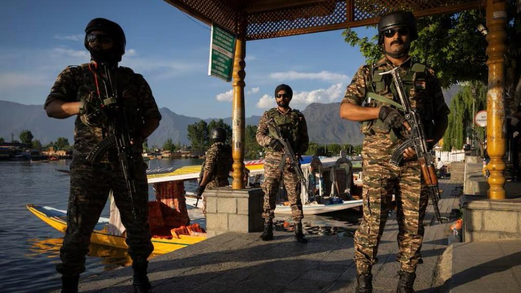 Miembros de las fuerzas de seguridad indias junto al lago de Dal, tras el atentado terrorista de Pahalgam, el pasado viernes.