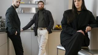 Los tres madrileños que diseñan las casas de las fortunas latinas en Madrid: eligen maderas oscuras por el lujo