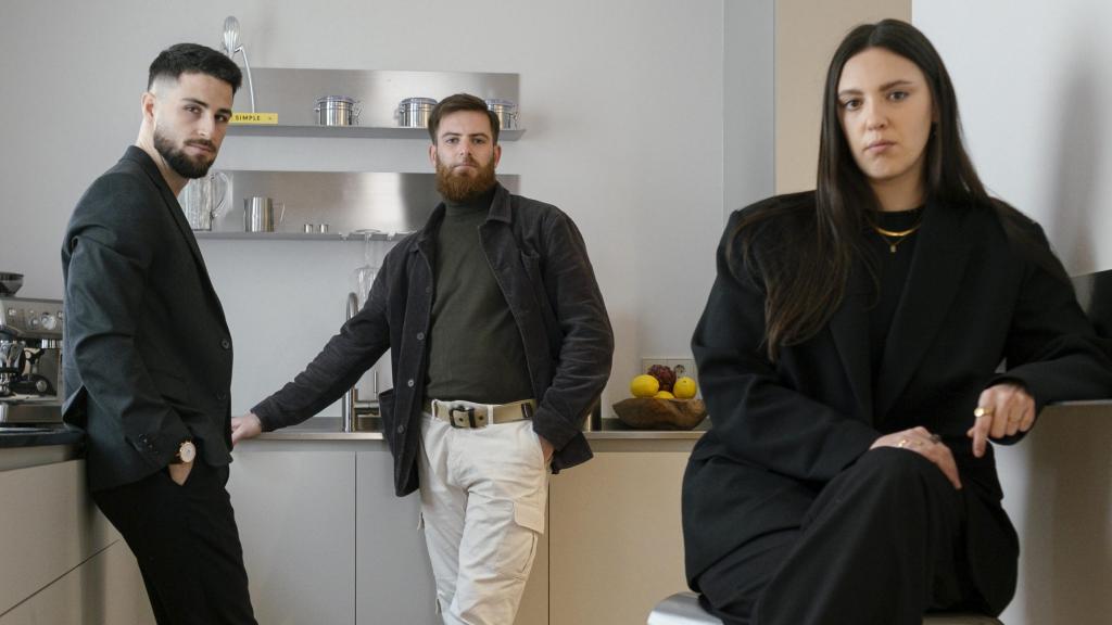 Los fundadores de Calienzo, Javier Osés, María Sanz y Marcos Torrego, en una casa que han reformado en el centro de Madrid.