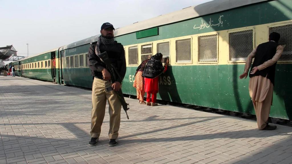 Un funcionario de seguridad paquistaní hace guardia en una estación de tren.