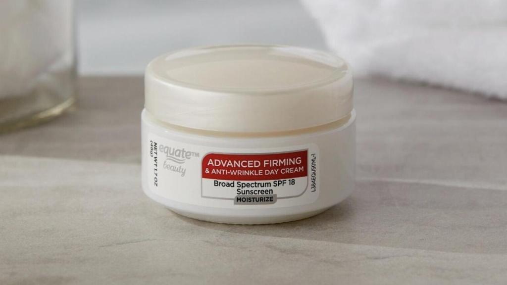 Esta crema antiarrugas que vende Walmart cuenta con decenas de reseñas positivas.