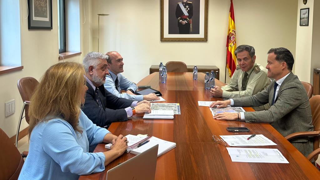 Reunión entre el Instituto de Vivienda, Infraestructuras y Equipamiento de la Defensa y el Ayuntamiento de Toledo.