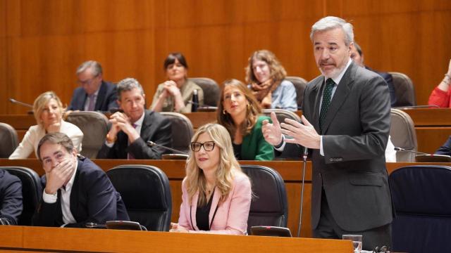 Jorge Azcón, junto a la vicepresidenta, Mar Vaquero, y el consejero de Hacienda, Roberto Bermúdez de Castro, en un Pleno