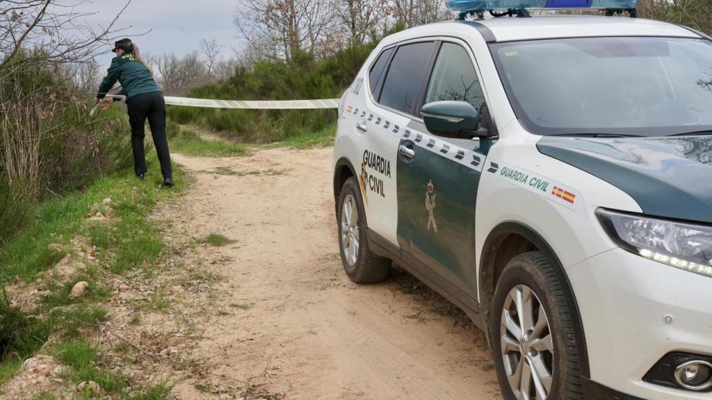 Efectivos de la Guardia Civil en la zona donde han sucedido los hechos en Sorribos de Alba