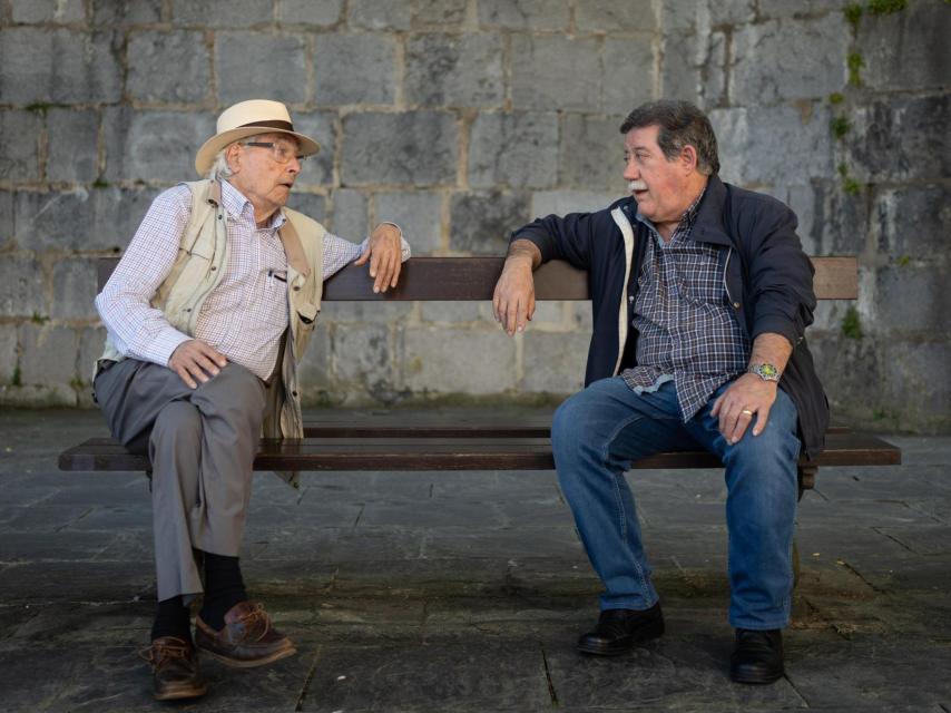 Ignacio Latierro y José Luis Vela comparten recuerdos de su gran amigo López de Lacalle a pocos metros de donde lo asesinaron.