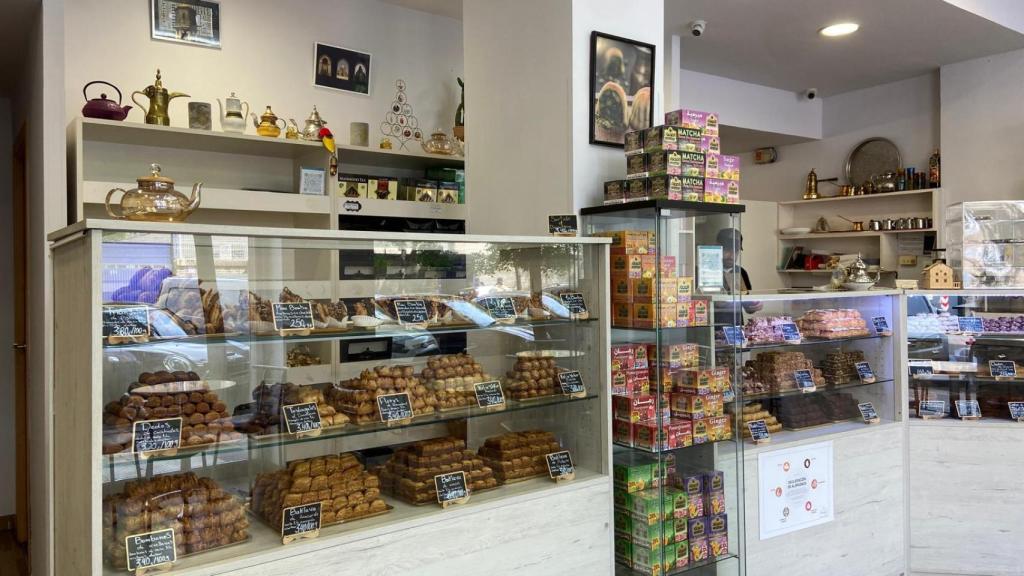 Interior de la pastelería con sus diferentes dulces sirios.